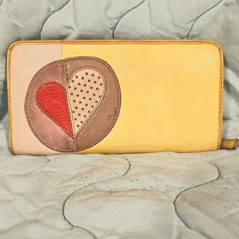FOSSIL yellow with heart zip Wallet